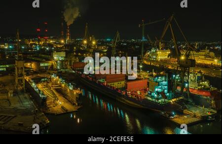 Nachtluft-Panorama der Danziger Werft mit Schiffen und U-Boot in schwimmenden Trockendocks. Stockfoto