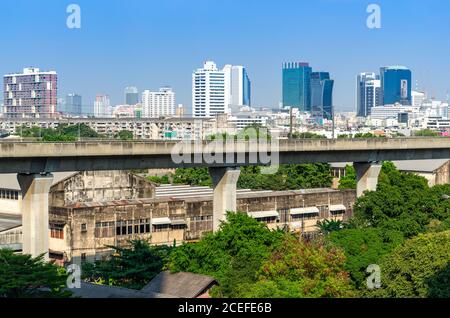 Architektonische Brücken. Blick auf Bangkok, Thailand. Bangkok Mass Transit System (BTS) Skytrain Viadukt. Stockfoto