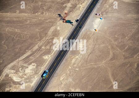 Luftaufnahme der Baum- und Nazca-Linien und der panamerikanischen Autobahn in Peru. Stockfoto