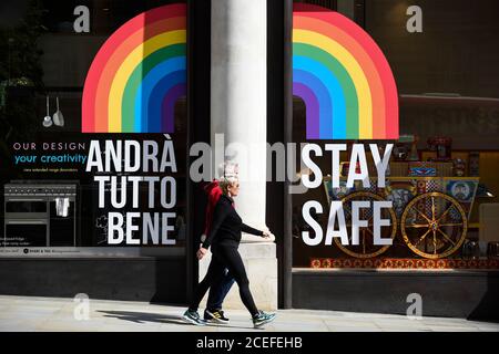 London, Großbritannien. September 2020. Die Menschen gehen an einem hellen (zweisprachigen) sozialen Distanzierungsschild in der Regent Street vorbei. Kredit: Stephen Chung / Alamy Live Nachrichten Stockfoto