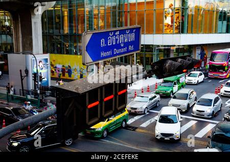 Stau entlang der Henri Dunant Road. Nahaufnahme des Zeitgebers für grünes Licht und Straßenschild. Stockfoto