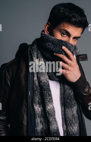 Junge attraktive Brunet Mann in einem Studio Stockfoto