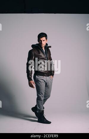 Junge attraktive Brunet Mann in einem Studio Stockfoto