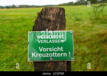Das Pietzmoor, Moor in der Lüneburger Heide, Warnung vor Adderschlangen, bei Schneverdingen, Niedersachsen, Deutschland, Stockfoto