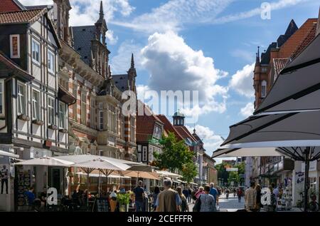 Hamelin, N-W / Deutschland - 3. August 2020: Die Marktstraße in der Altstadt Hamelin mit Menschen genießen einen schönen Sommertag Stockfoto