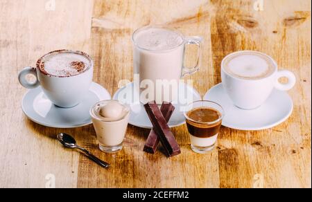 Heiße Getränke und Desserts in Zusammensetzung Stockfoto