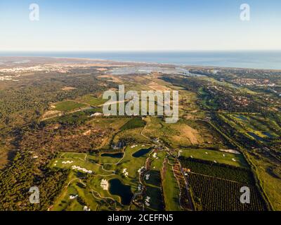 Luftaufnahme des Golfplatzes in der Nähe von Faro, Algarve, Südportugal Stockfoto