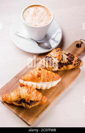 Verschiedene Croissants mit Füllung Stockfoto