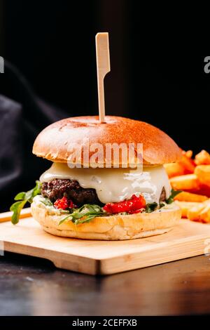 Heiße leckere Burger mit Pommes frites Stockfoto