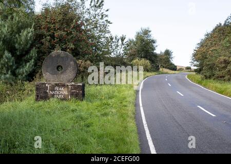 Altes traditionelles Mühlrad, das den Eingang und die Grenze zu markiert Der Peak District National Park ist ein Hochland-Gebiet am südliches Ende der Pennine Range Stockfoto