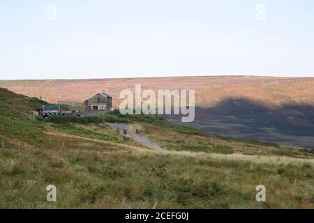 Abgelegenes und isoliertes Bauernhaus am Fuße des Pennine Bergkette in West Yorkshite am Eingang zum Peak District National Park Stockfoto