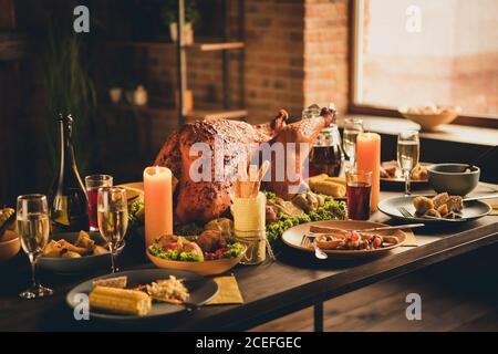 Nahaufnahme Foto von großen gebackenen gebratenen gefüllten putensalat Obst Dekor Teller garnieren grisini Flasche goldenen Wein sauber Reste gelb Serviette zwei Kerzen Stockfoto