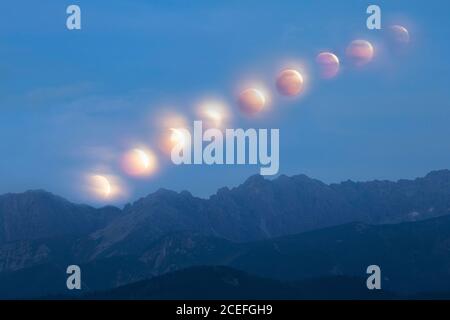 Totale Mondfinsternis. Phasen beobachtet am 27. Juli 2018 über Hohe Tatra, Polen Stockfoto