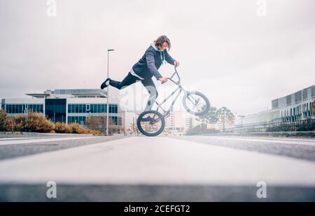 Junger Mann übt mit BMX Fahrrad. Stockfoto