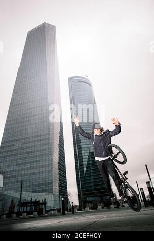 Junger Mann übt mit BMX Fahrrad. Stockfoto