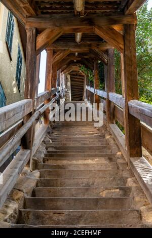 Ein Blick auf die steilen Treppen, die die Stadt hinauf führen Mauer und zum Schloss oberhalb Esslingen am Neckar Stockfoto