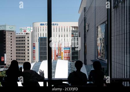 Fukuoka, Japan – Kaffeetrinken mit Blick auf das Geschäftsviertel. Cafe an DER HAKATA Station, der größten und belebtesten Station in Kyushu. Stockfoto