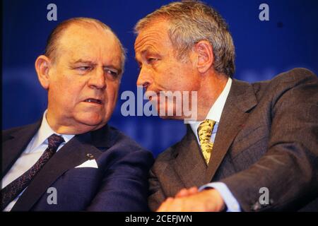 Alain Merieux und Raymond Barre nehmen an einem Treffen von Jacques Chirac in Lyon, Frankreich, Teil Stockfoto