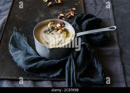 Cremige Blumenkohlsuppe mit Mandeln Stockfoto