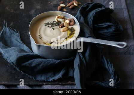 Cremige Blumenkohlsuppe mit Mandeln Stockfoto