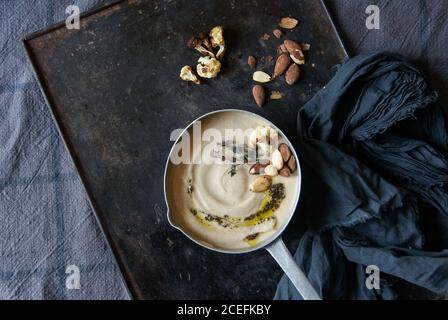 Cremige Blumenkohlsuppe mit Mandeln Stockfoto