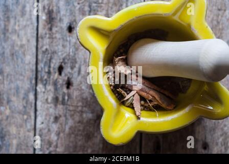 Sterblich und Stößel mit Gewürzen Stockfoto