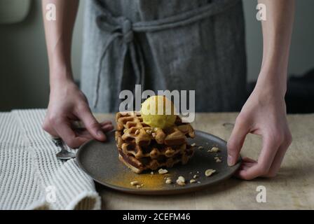 Waffeln mit Banane und Curry-Eis Stockfoto