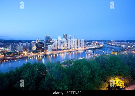 Panoramablick auf die Skyline von Pittsburgh bei Nacht, Pennsylvania, USA Stockfoto