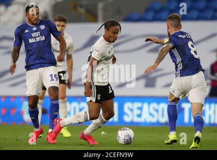 Fulhams Bobby deCordova-Reid bricht während des Sky Bet Championship Play-off-Spiels im Cardiff City Stadium, Cardiff, zwischen Nathaniel Mendez-Laing (links) und den Joe Ralls von Cardiff City. Stockfoto