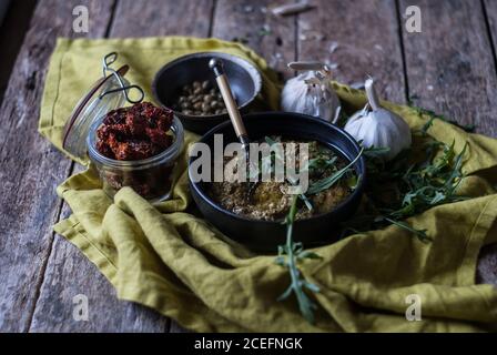 Leckeres Rucola Pesto mit Kapern und Tomaten Stockfoto