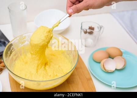 Schritt für Schritt Rezept für Muffins mit schwarzen Johannisbeeren . Vorbereitung des Teiges, Mischen der Zutaten von Mehl, Butter, Zucker, Eier, Vanille, Johannisbeere. Die Stockfoto