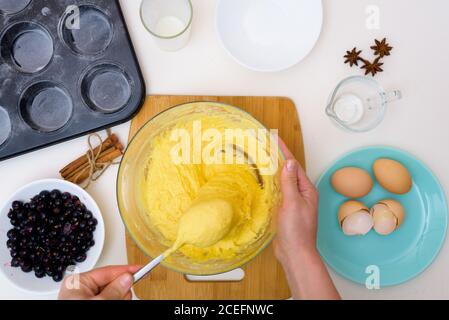 Schritt für Schritt Rezept für Muffins mit schwarzen Johannisbeeren . Vorbereitung des Teiges, Mischen der Zutaten von Mehl, Butter, Zucker, Eier, Vanille, Johannisbeere. Die Stockfoto