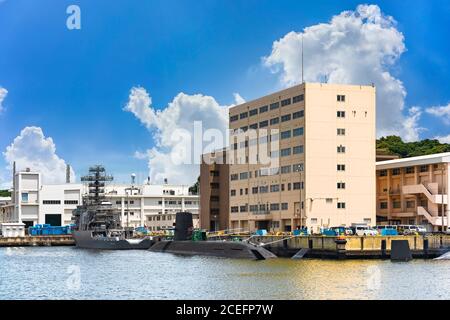 yokosuka, japan - juli 19 2020: U-Boot Sōryū 16SS und Hilfsunterstützungsschiff JS Enshū AMS-4305 der Japan Maritime Self-Defence for Stockfoto
