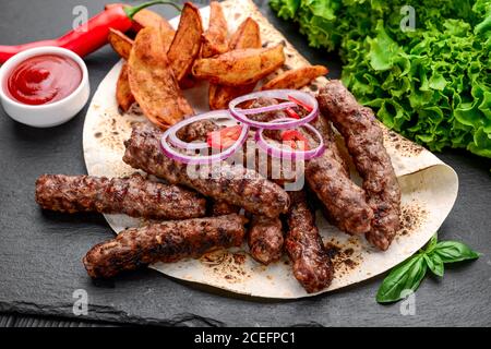 lula Kebab mit Kartoffeln, Gemüse und Sauce Stockfoto