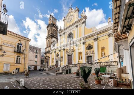 Minori, Amalfiküste, Kampanien, Italien, Februar 2020: Die imposante Basilika Santa Trofimena im neoklassizistischen Stil bewahrt die Krypta Santa Trofimena. Amalfiküste. Stockfoto