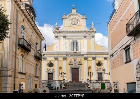 Minori, Amalfiküste, Kampanien, Italien, Februar 2020: Die imposante Basilika Santa Trofimena im neoklassizistischen Stil bewahrt die Krypta Santa Trofimena. Amalfiküste. Stockfoto