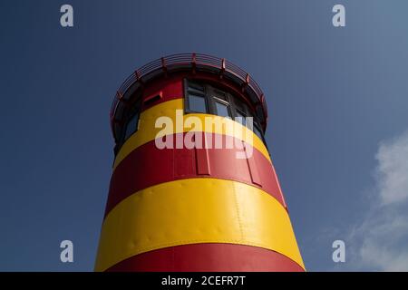 Ein farbenfroher Leuchtturm in Pilsum Stockfoto