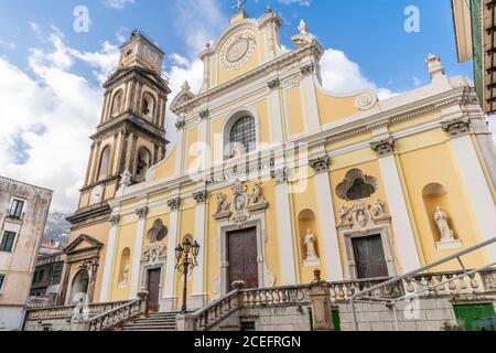 Minori, Amalfiküste, Kampanien, Italien, Februar 2020: Die imposante Basilika Santa Trofimena im neoklassizistischen Stil bewahrt die Krypta Santa Trofimena. Amalfiküste. Stockfoto