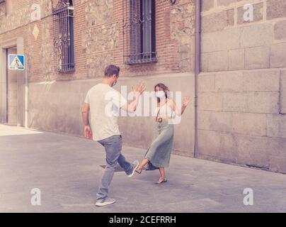 Sicherere Art und Weise der Begrüßung in der Neuen Normalität. Mann und Frau Fuß schütteln und Ellenbogen stoßen halten soziale Distanzierung zu vermeiden Coronavirus Ausbreitung. COVID-19 Stockfoto
