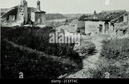 . Collezione di monografie illustrieren. ISOLA FARNESE – PORTA DEL lAESE. il, t. 1.1. DArti Grafiche). Ad incontrarvi i legati che dovevano confermare con le loro vive parole le scritte eche avrebbero raccontato e descritto la vittoria, la grande vittoria. Lanima si accende a questi ricordi e questo Sole che tramonta sulla vasta pia-nura romana sembra come un riflesso della trascorsa gloria della patria. E quanti altri ricordi potrebbero salire su dalla mente dello storico guardando ITALIA ARTISTICA. ,*&* s^SFE^P^ ISOLA FARNESE – LOSPEDALETTO .^^Hfè^ Stockfoto