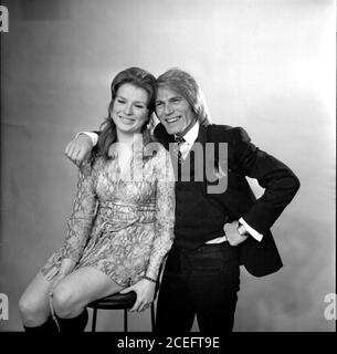 Schauspieler, Sänger und Popstar Adam Faith und Schauspielerin Lynn Dalby, Stars der London Weekend Television Hit Show, Budgie, lächeln für die Kamera Stockfoto