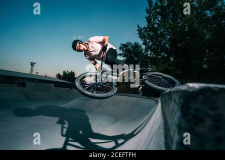 Mann, der Fahrrad auf dem Sprungbrett reitet Stockfoto