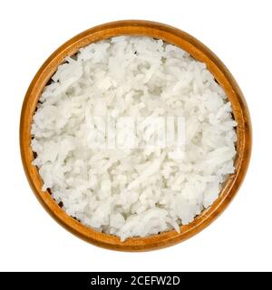 Gekochter weißer Basmati-Reis in einer Holzschüssel. Reissorte mit langen schlanken Körnern und aromatischem Geruch und Geschmack, vom indischen Subkontinent. Stockfoto