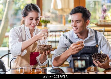 Asian zwei Partner der Kleinunternehmer zeigen und präsentieren die wie man Kaffee durch Tropf-Methode, Unternehmer Blogger und Startup-Unternehmen Co Stockfoto