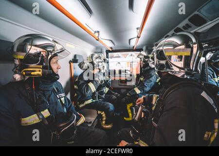 Feuerwehrleute, die in einem Rettungsfahrzeug arbeiten. Stockfoto
