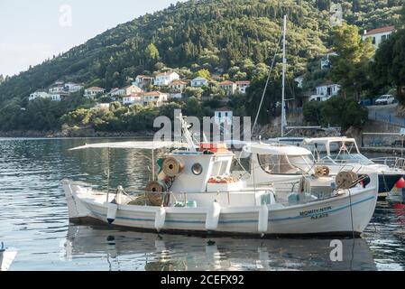 Ithaca in Griechenland: Der schöne vlllage und Hafen von Kioni Stockfoto