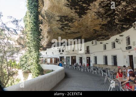 Andalusien in Spanien: Der hübsche Pueblo Blanco von Setenil de las Bodegas und seine berühmten Häuser und Restaurants, die in und manchmal unter Limone gebaut sind Stockfoto