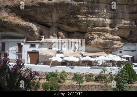 Andalusien in Spanien: Der hübsche Pueblo Blanco von Setenil de las Bodegas und seine berühmten Häuser und Restaurants, die in und manchmal unter Limone gebaut sind Stockfoto