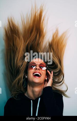 Junge Frau mit Spaß im Studio Stockfoto