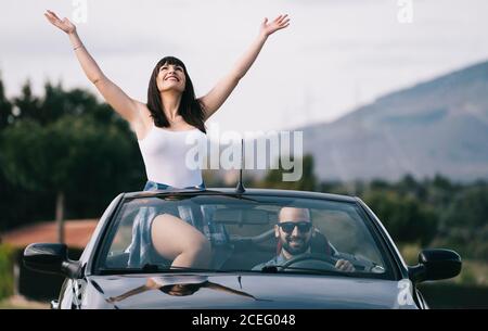 Mann und Frau reisen in einem Cabriolet. Stockfoto